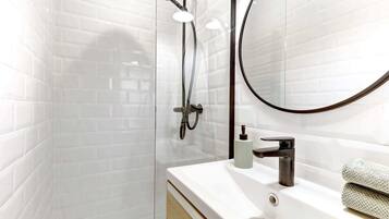 Douche, sèche-cheveux, serviettes fournies