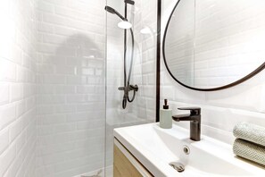 Dusche, Haartrockner, Handtücher