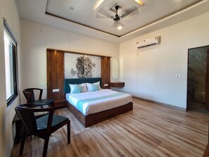 Desk, laptop workspace, free WiFi