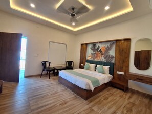 Escritorio, espacio para trabajar con laptop y wifi gratis