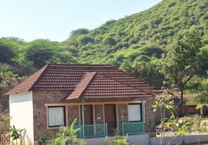 Cottage Room | Desk, laptop workspace, free WiFi