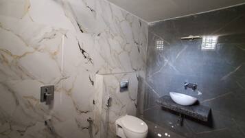 Amenidades de baño gratuitas, toallas, jabón, shampoo