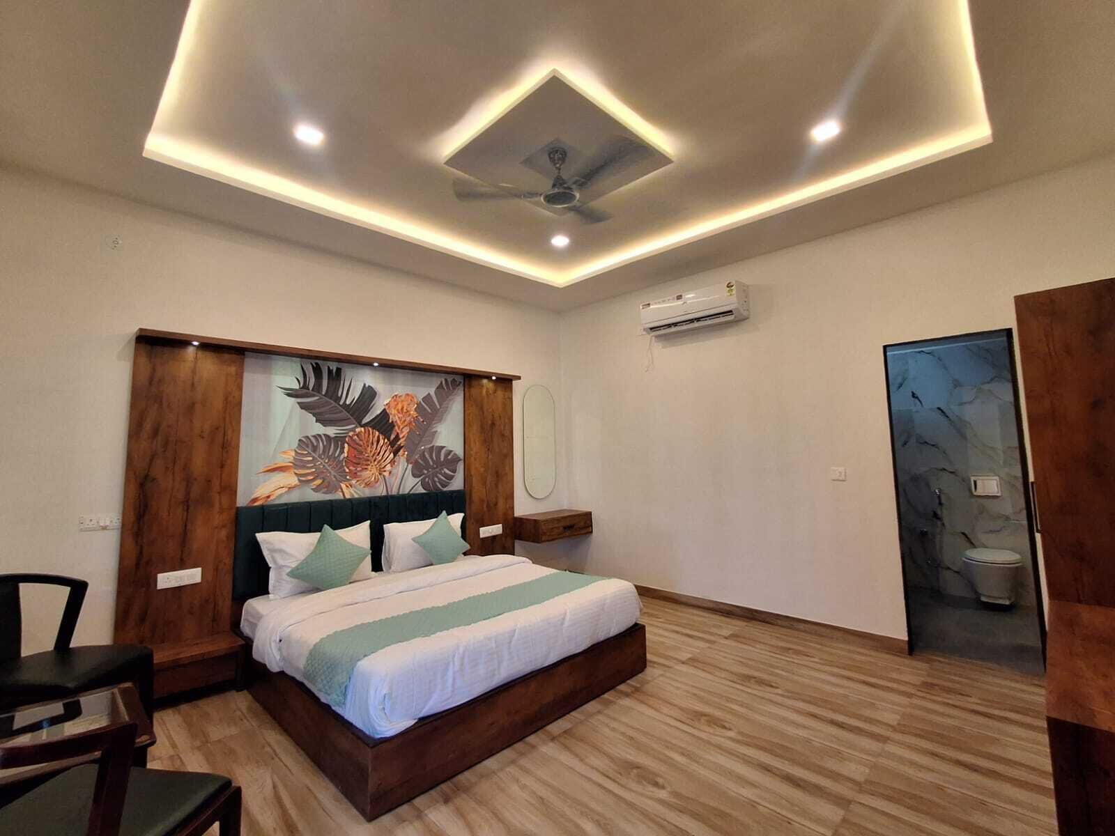 Desk, laptop workspace, free WiFi