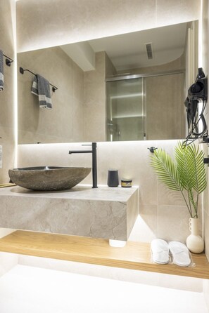 Serviettes fournies, papier toilette