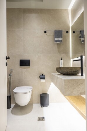 Serviettes fournies, papier toilette