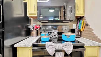 Køleskab, mikrobølgeovn, ovn, kogeplade