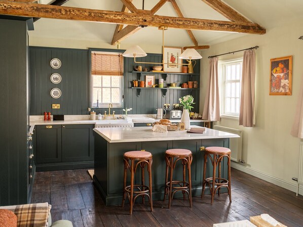 Een koelkast, een microgolfoven, een oven, een kookplaat