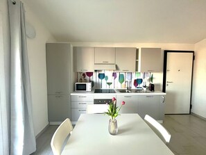 冷蔵庫、電子レンジ、コーヒー / ティーメーカー、トースター