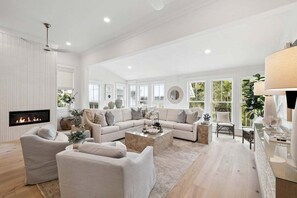 Smart TV, chimenea, libros