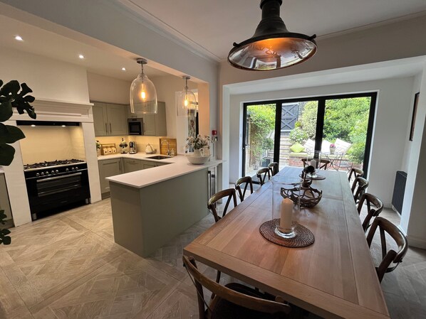 Micro-ondes, four, plaque de cuisson, lave-vaisselle