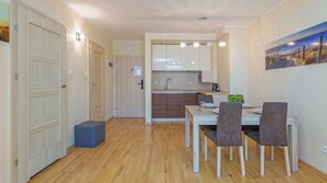 Apartment (22) | Essbereich im Zimmer