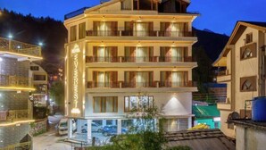 A multi-story hotel with balconies and a sign that reads "Hotel Everest." - Everest Hotel Manali (Manali)