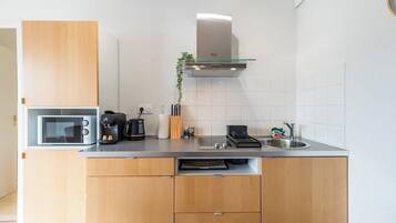 Een koelkast, een magnetron, een koffiezetapparaat/waterkoker