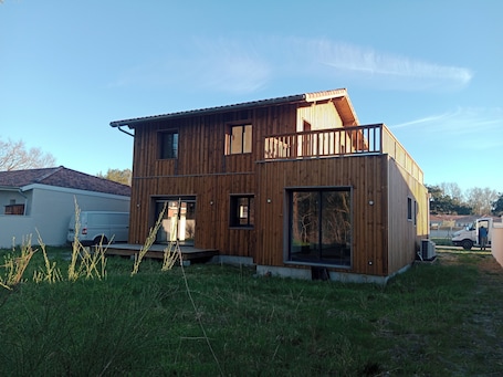 Außenbereich. House located 15 minutes from the beach by car and 5 minutes by bike to the lake