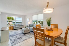 Apartment | Living room - Waterfront Retreat in Longboat Key (Longboat Key)