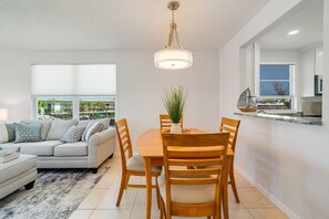 Apartment | Dining room - Waterfront Retreat in Longboat Key (Longboat Key)