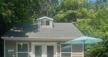 Grafton Getaway- Charming 2-bedroom cottage with WiFi, AC in Grafton