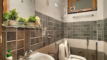 Chambre Deluxe, vue montagne | Salle de bain | Douche, chaussons, serviettes fournies, savon
