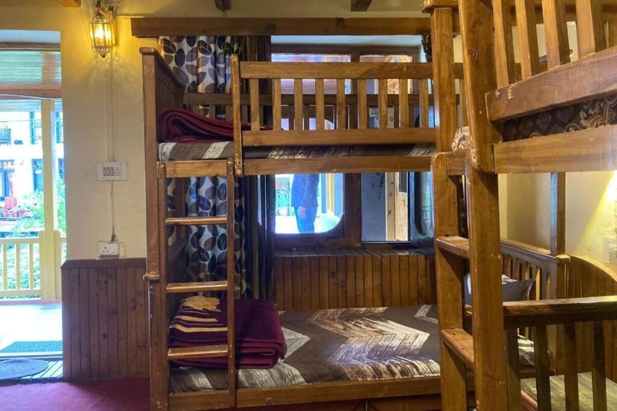 Asrama Umum Comfort, balkon, pemandangan gunung | Ruang kerja ramah laptop, Wi-Fi gratis, dan seprai linen