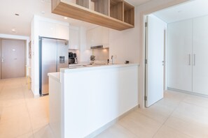 Kjøleskap, mikrobølgeovn, ovn og kokeplater