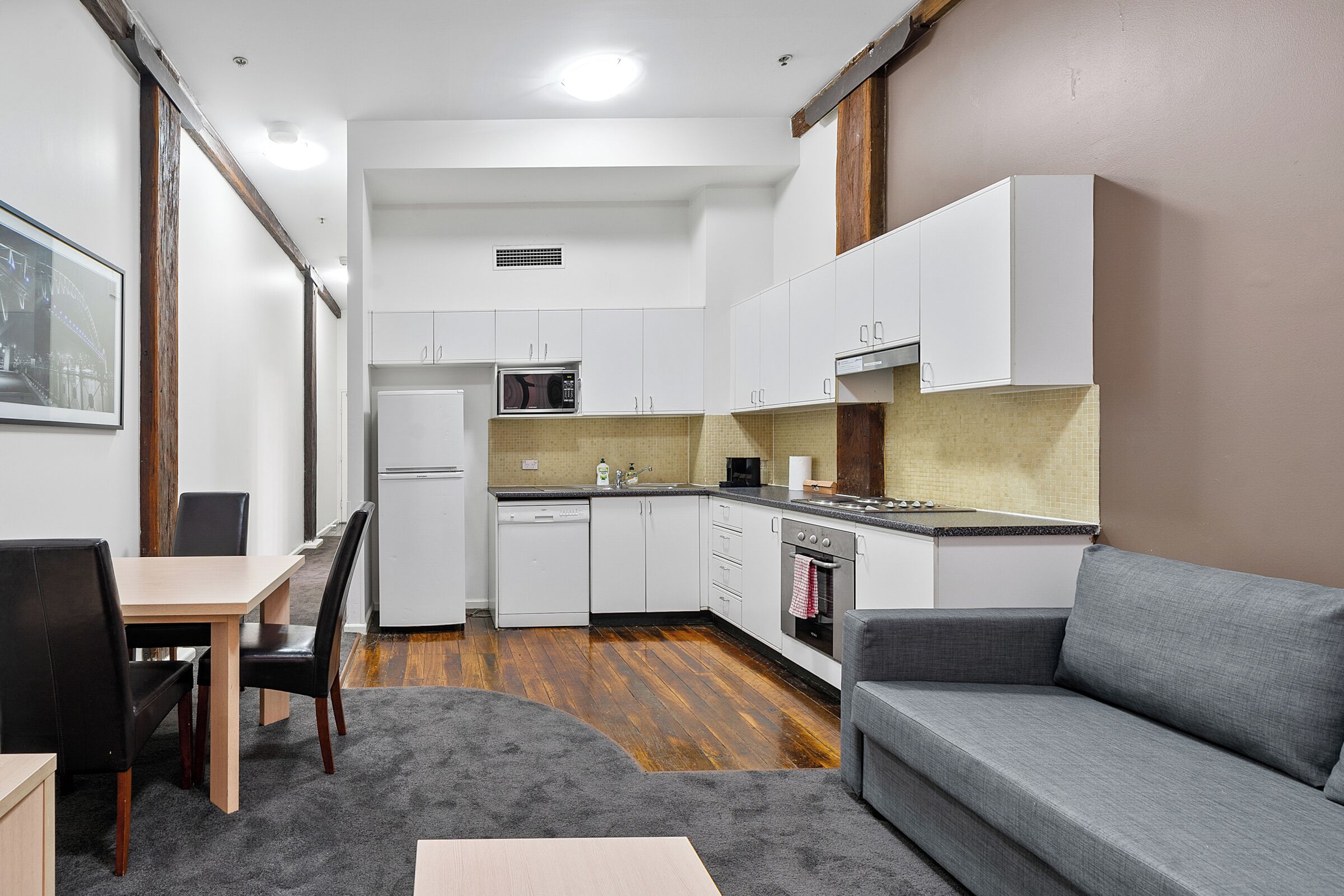 Refrigerador, microondas, horno y parrilla de estufa 