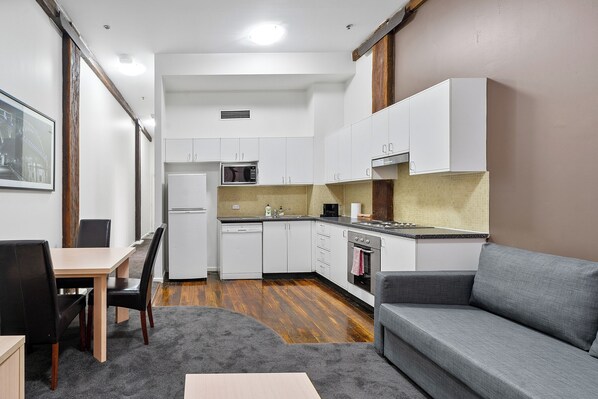 ثلاجة، ميكروويف، فرن، موقد طهي مسطح