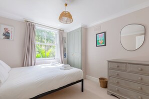 2 quartos, ferros/tábuas de passar roupa, acesso à internet