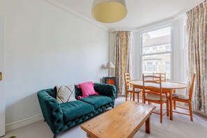 Living area - Light-Filled 2BD Flat, Minutes to Clapham Station (Greater London)