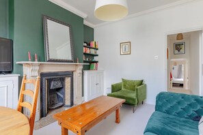 Living area - Light-Filled 2BD Flat, Minutes to Clapham Station (Greater London)