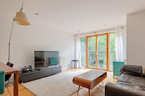 Télévision, livres, chaîne hi-fi, espaces bureaux