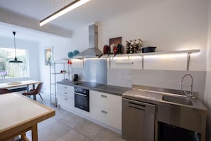 Réfrigérateur, four, plaque de cuisson, lave-vaisselle