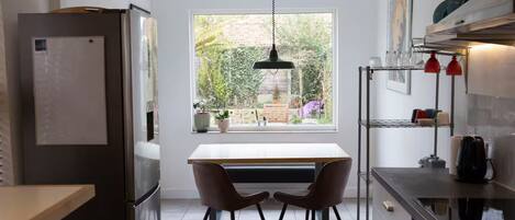 Kylskåp, ugn, spishäll och diskmaskin