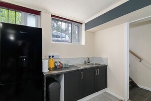 冰箱、炉灶、烤面包机、厨具/餐具