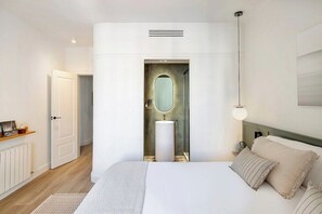 4 bedrooms, iron/ironing board, travel cot, WiFi