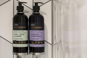 Deux bouteilles de gel douche « Goodness » de la marque Baylis & Harding.