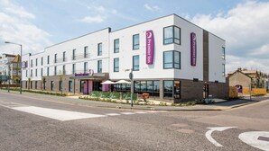 Un hôtel moderne à la façade blanche, doté de nombreuses fenêtres et d’une enseigne Premier Inn bien visible.