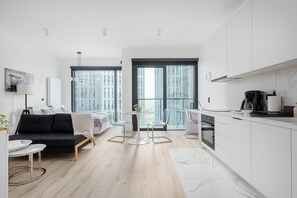 Classic Studio Suite | Hypo-allergenic bedding, individually decorated, individually furnished - RentPlanet - Apartament Prosta (Warsaw)