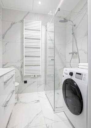 Design Apartment | Bathroom | Shower, hair dryer, towels, soap