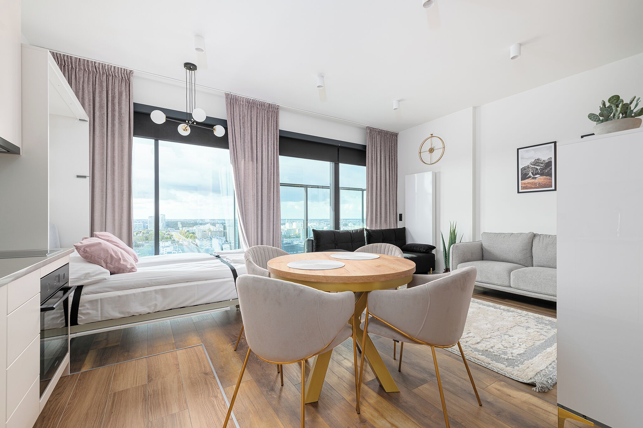 Estudio familiar, vistas a la ciudad | Ropa de cama hipoalergénica y decoración individual