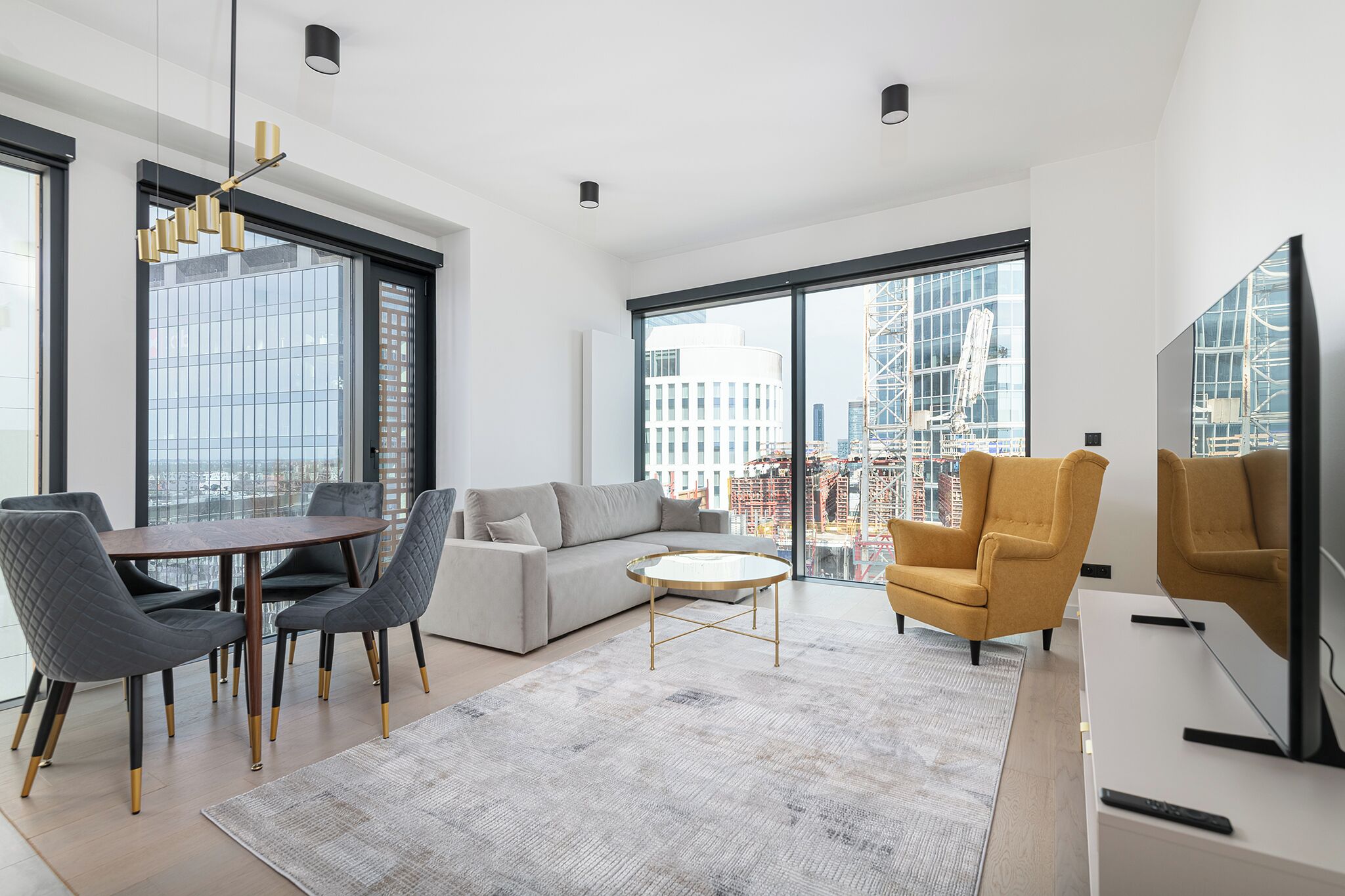 Apartamento City | Sala de estar | Una Smart TV