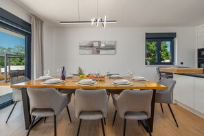 客室内のダイニングエリア