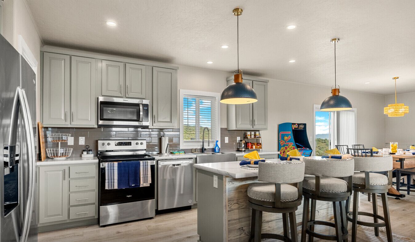 Jääkaappi, mikroaaltouuni, uuni, liesi