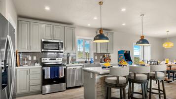 Jääkaappi, mikroaaltouuni, uuni, liesi