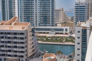 Un edificio moderno di grandi dimensioni con numerosi balconi e vista sul lungomare.