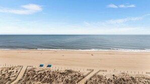 Une plage avec un rivage sablonneux et un ciel bleu dégagé.