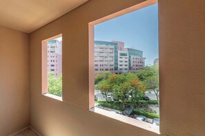 Interior - Free housekeeping visits during your stay - StayShort - A Gorgeous Studio in Zen 20 that Sleeps 2 (Discovery Gardens)