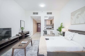 Iron/ironing board, WiFi - Free housekeeping visits during your stay - StayShort - A Gorgeous Studio in Zen 20 that Sleeps 2 (Discovery Gardens)