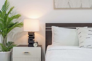 Iron/ironing board, WiFi - Free housekeeping visits during your stay - StayShort - A Gorgeous Studio in Zen 20 that Sleeps 2 (Discovery Gardens)