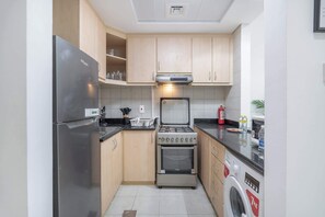 Fridge, microwave, oven, stovetop - StayShort - A Gorgeous Studio in Zen 20 that Sleeps 2 (Discovery Gardens)