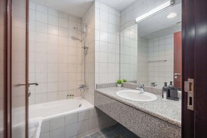 Dusche, Haartrockner, Handtücher